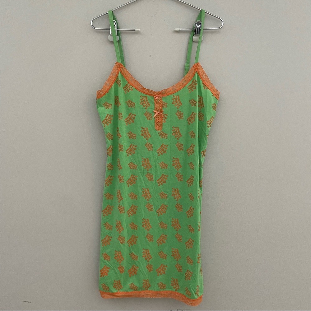 Green crown print lace detailed adjustable straps chemise